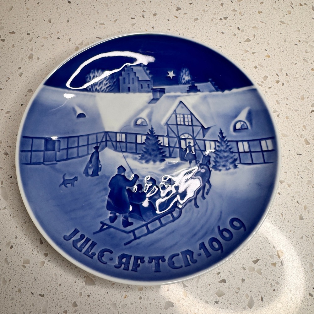 Bing & Grondahl Denmark‎ Christmas Plate 1969 Arrival of Christmas Guests Blue